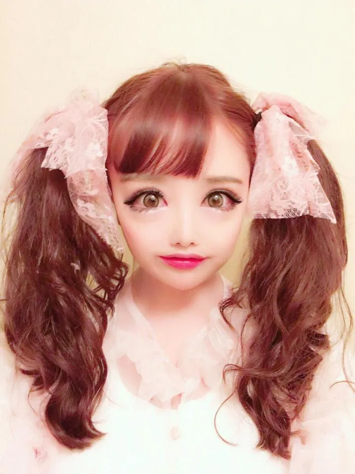 Nozomi, vlogger Jepang yang jadi viral karena memiliki bentuk mata yang mengherankan © The Sun