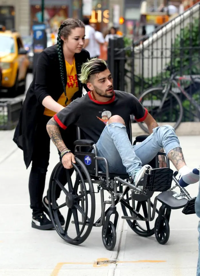 Zayn Malik ke apartemen Gigi Hadid naik kursi roda © via The Sun