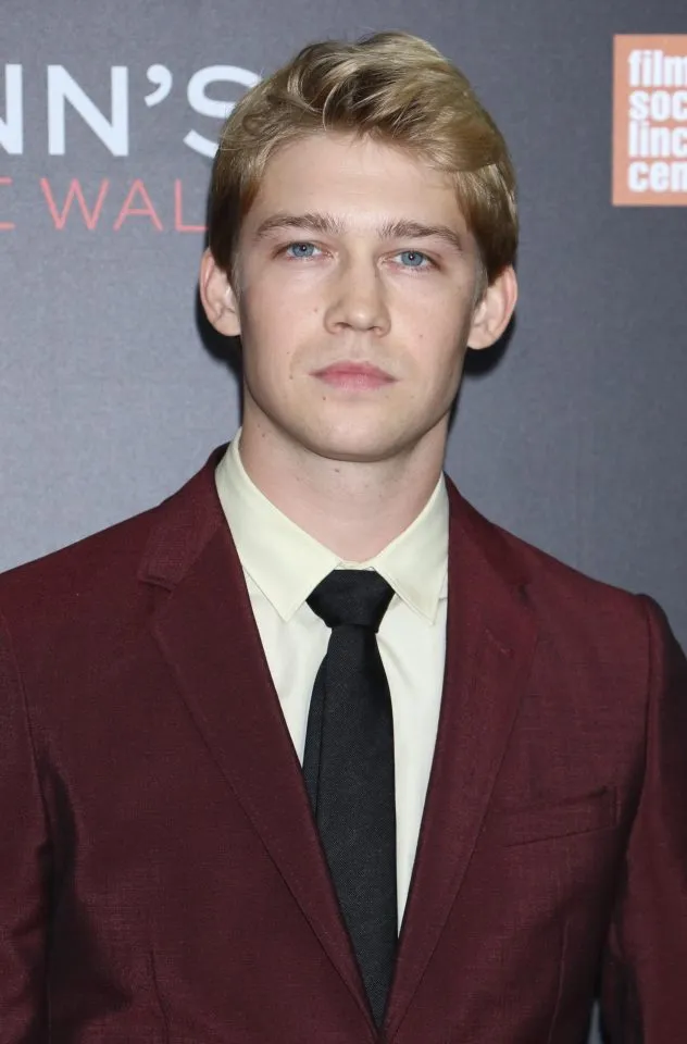 Joa Alwyn lebih muda setahun dari Taylor Swift © Th Sun