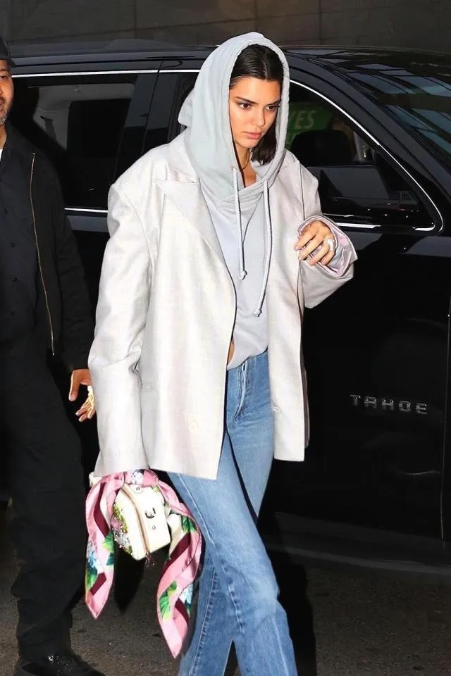 Kendall Jenner mengenakan cincin di jari manis © via The Sun