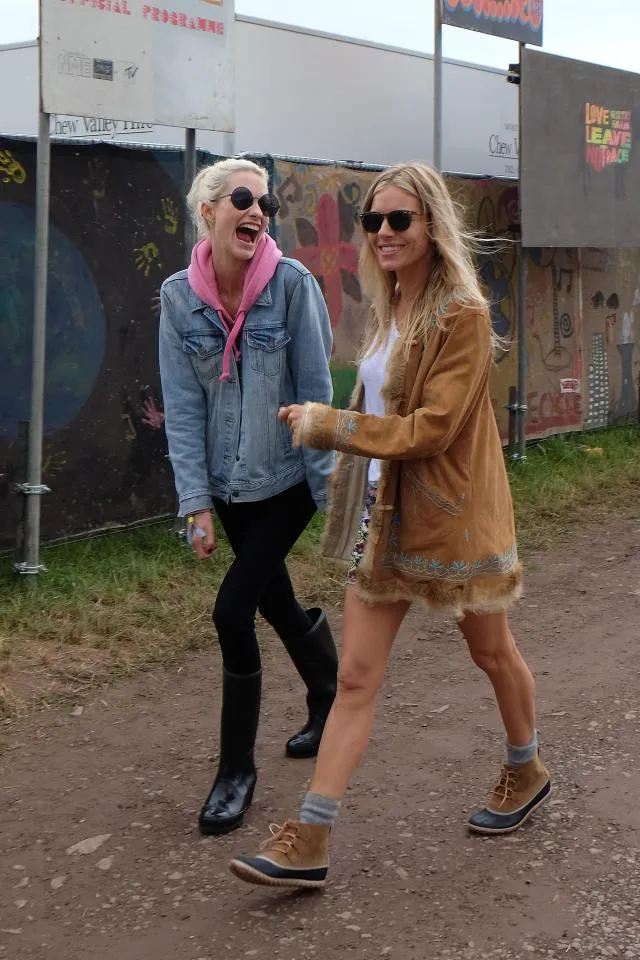 Sienna hadir bareng Poppy Delevingne @ via The Sun