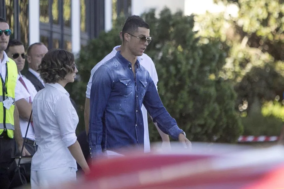 Ronaldo dan Georgina tak hanya liburan berdua © The Sun