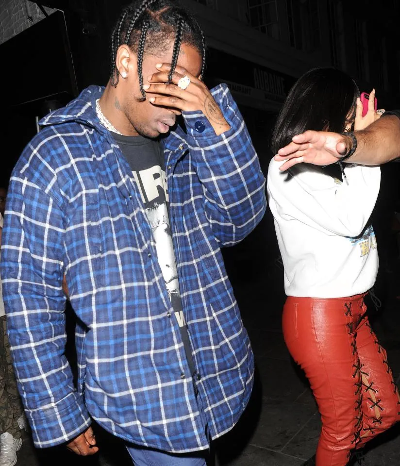 Travos dan Kylie tertangkap kamera meninggalkan venue festifal bersama © via The Sun