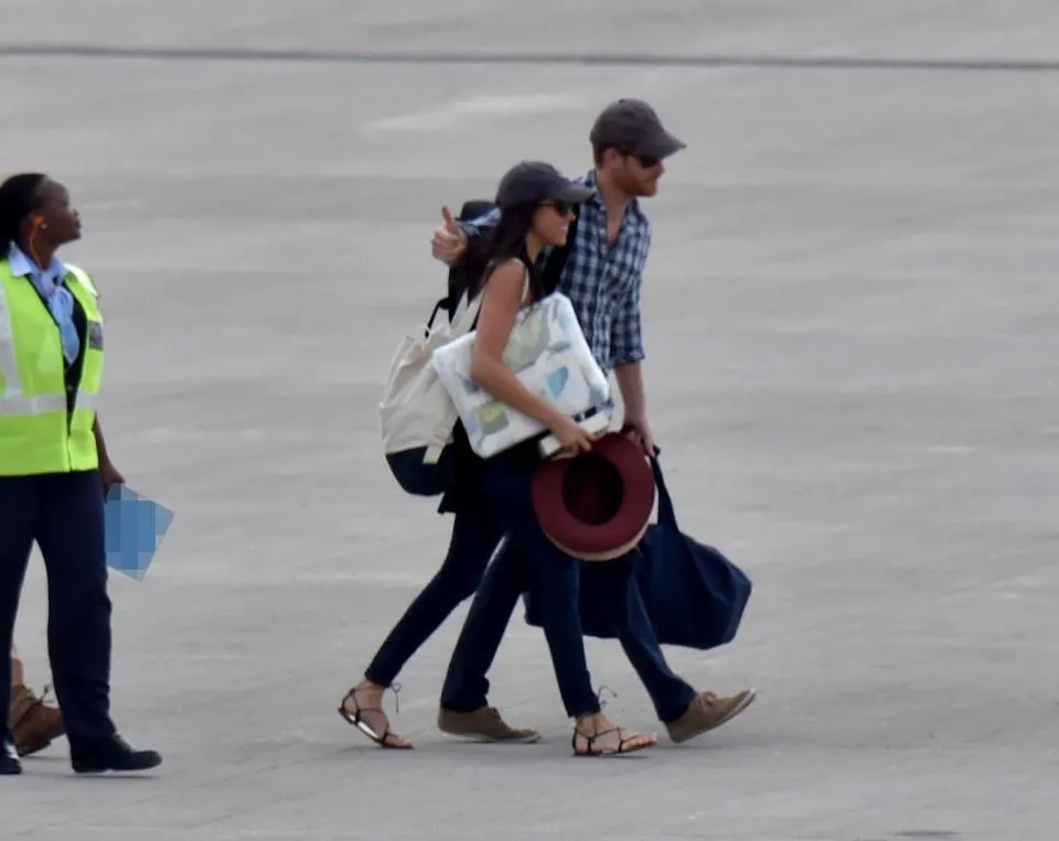 Meghan dan Pangeran Harry sebelumnya liburan di Afrika © The Sun