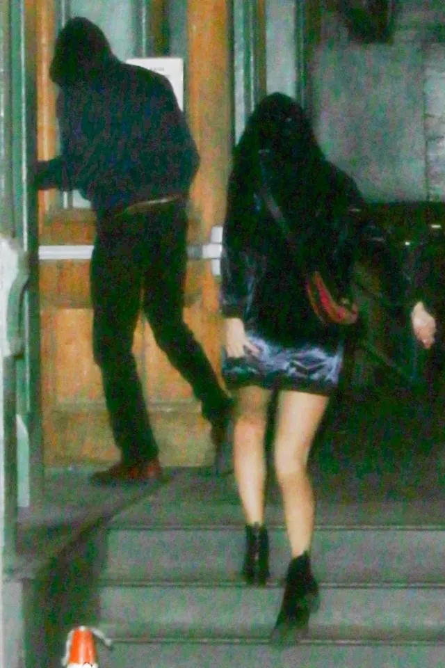 Joe dan Taylor langsung masuk ke apartemen © The Sun