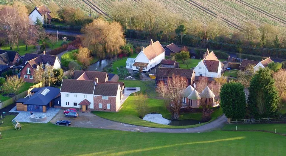 Rumah Ed yang bersebelahan. Credit: The Sun