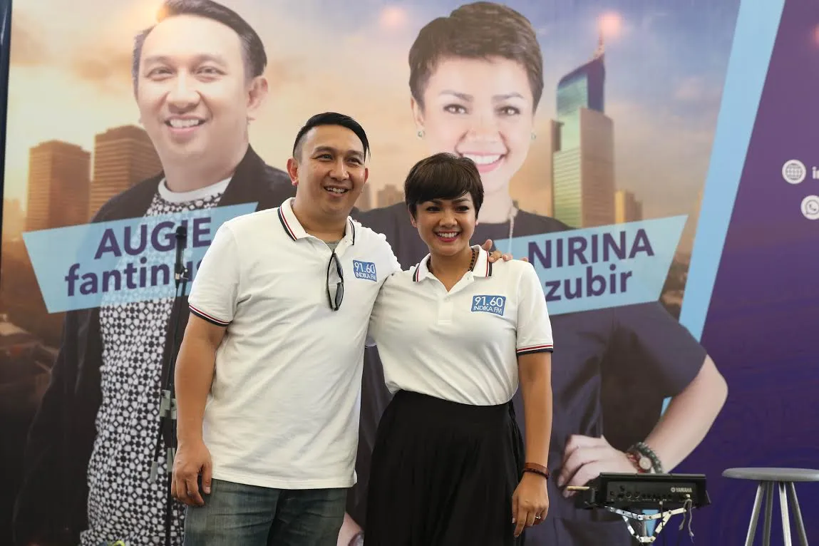 Nirina Zubir dan Augie Fantinus duet dalam acara radio Indika FM. ©KapanLagi.com/Sahal Fadli