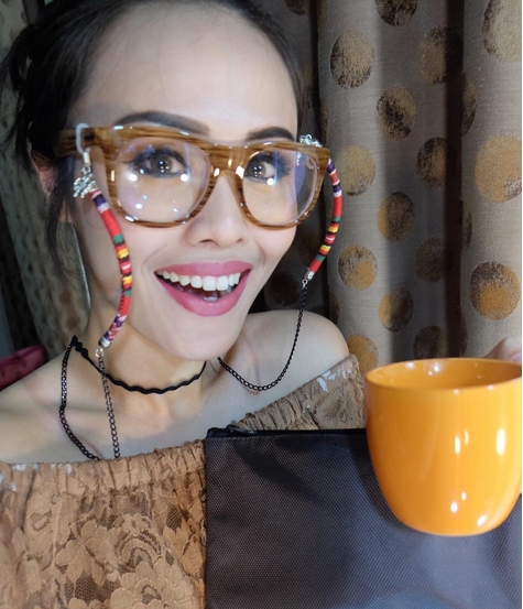  Gaya Eksentrik Nita Sofiani Dengan Kacamata Unik Berani 