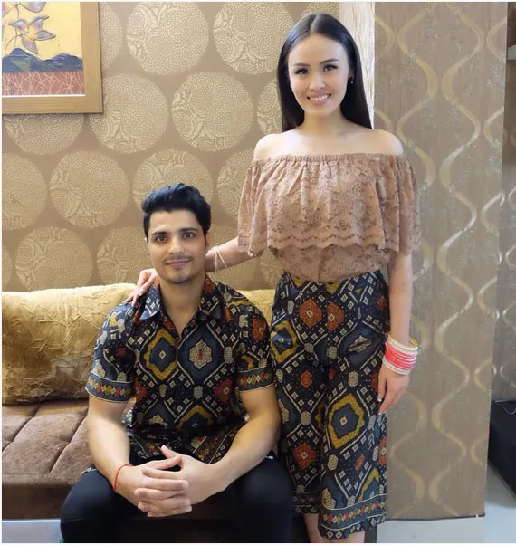 Pasangan pengantin baru ini kompak pakai outfit bermotif batik di India © Instagram.com/nitasofiani