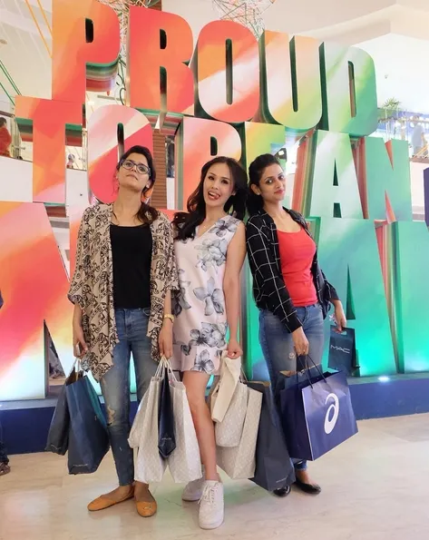 Nita dan adik iparnya sama kalap belanja di India ©instagram/nitasofiani