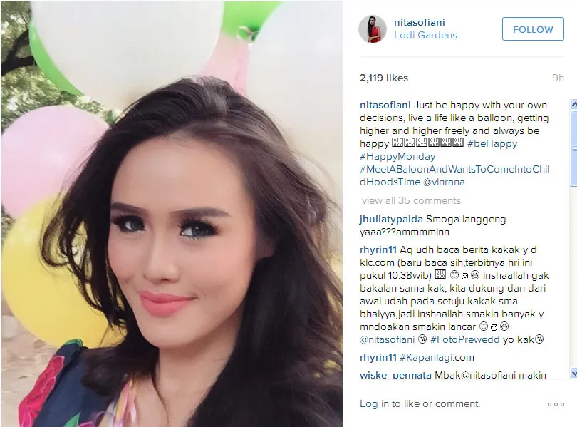 Nita sedang riang gembira hingga berpose dengan balon di taman © Instagram.com/nitasofiani