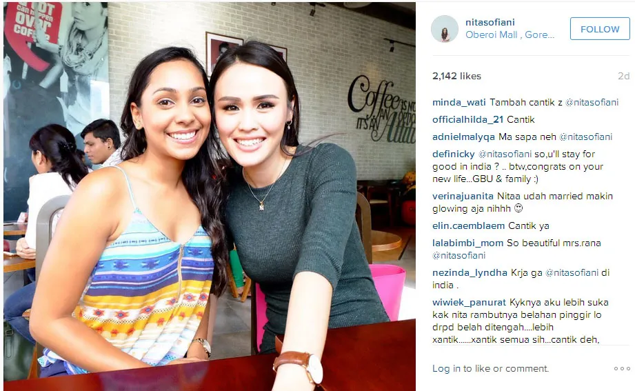 Nita Sofiani pose bareng sahabat internasionalnya di sebuah kafe © Instagram.com/nitasofiani
