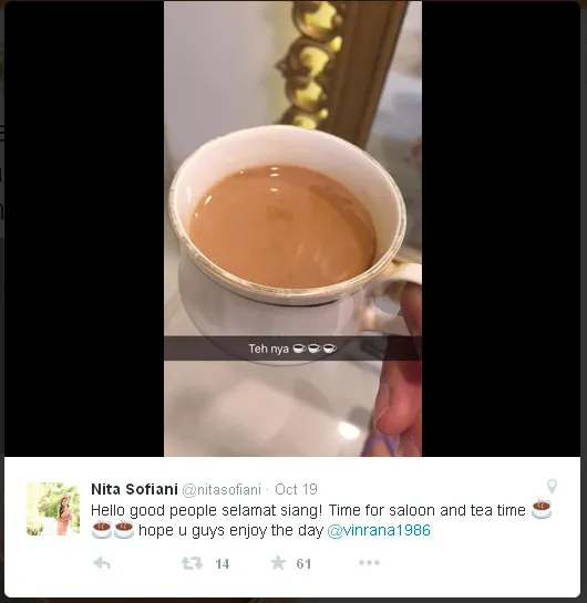 Ini dia teh khas India, Nita menikmatinya sambil asyik ke salon © Twitter.com/nitasofiani