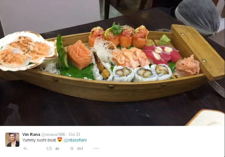 Sushi porsi besar ini jadi hidangan utama Vin dan Nita © Twitter.com/vinrana1986