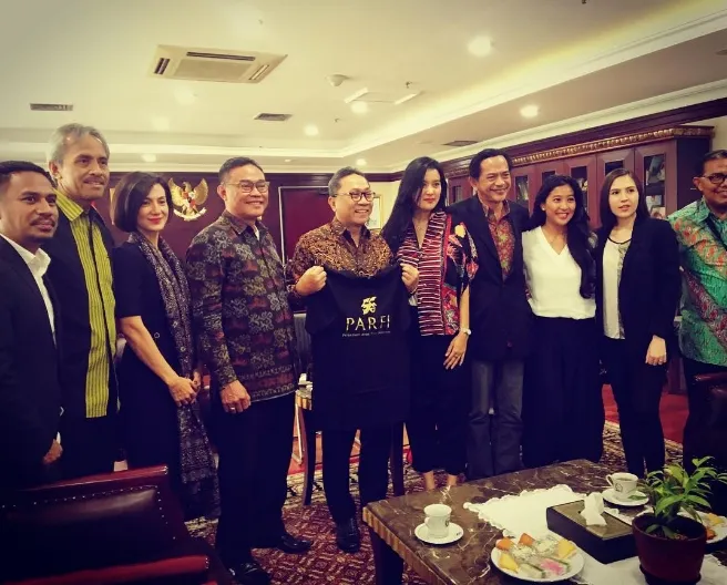 Anggota PARFI 56 bertemu ketua MPR, Zulkifli Hasan. © instagram.com/marcellazalianty