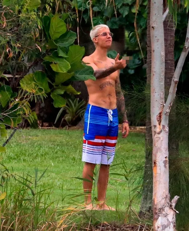 Justin Bieber acungkan jari tengah pada reporter TV © via Mirro.co.uk