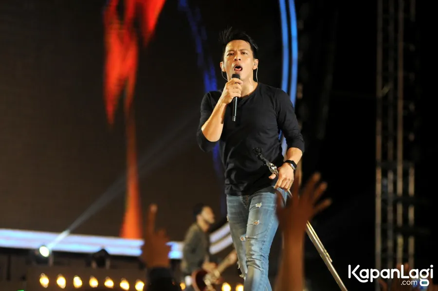 Ariel NOAH tak iri meski sahabat-sahabatnya membawa istri saat bekerja. ©KapanLagi.com/Bayu Herdianto