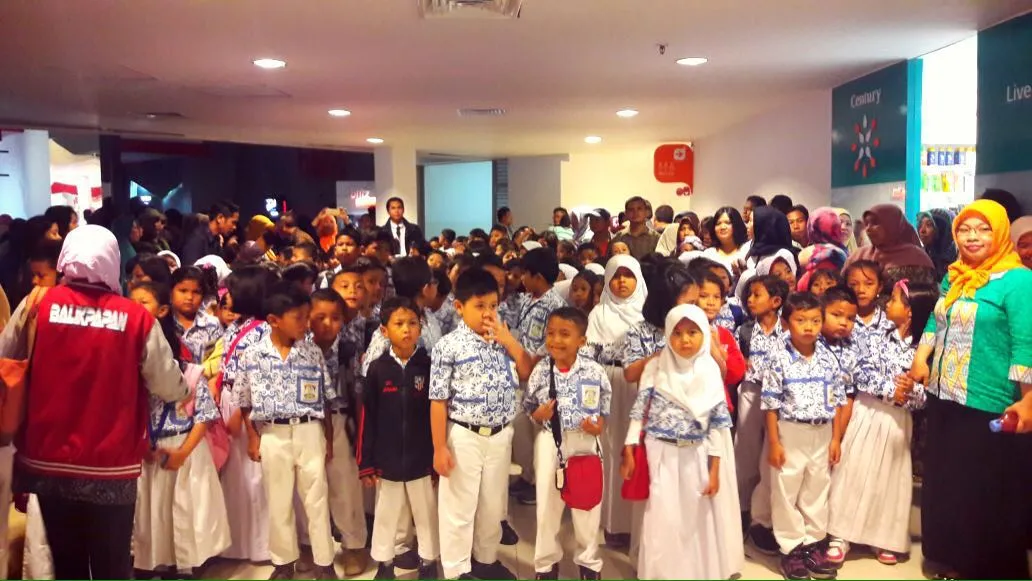 Para murid sekolah di Balikpapan pun nggak mau ketinggalan dengan kisah perjuangan Ibu Kartini yang dikemas secara apik dan ringan ini © MNC Pictures