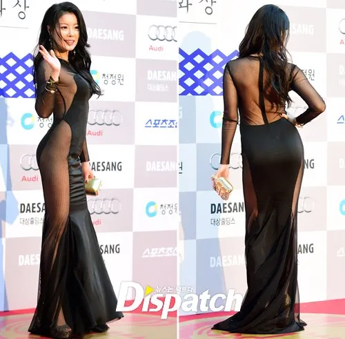 Tak hanya datang tanpa undangan, Noh Su Ram juga menggegerkan Blue Dragon Film Festival dengan dress yang dikenakannya. @dispatch.co.kr
