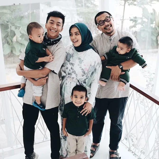 Enno Lerian merasakan keseruan bersama keempat anaknya (credit: instagram.com/ennolerian_)