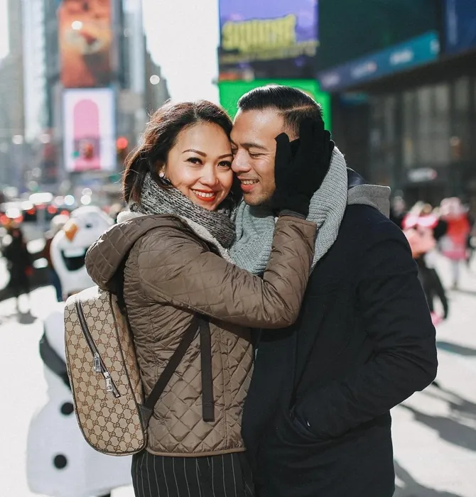 Keduanya tetap mesra meski sudah lama bersama. © Instagram/riafinola