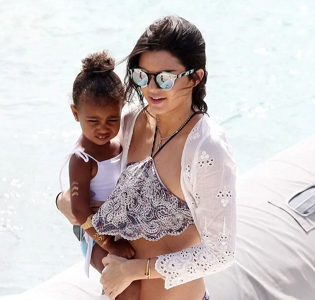 Kendall Jenner menggendong North West © Fameflynet