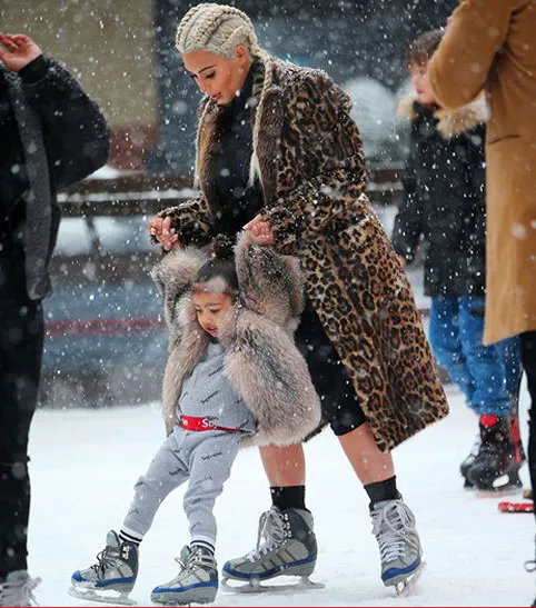 North West dan Kim Kardashian main ice skating © TMZ/Splashnews.com