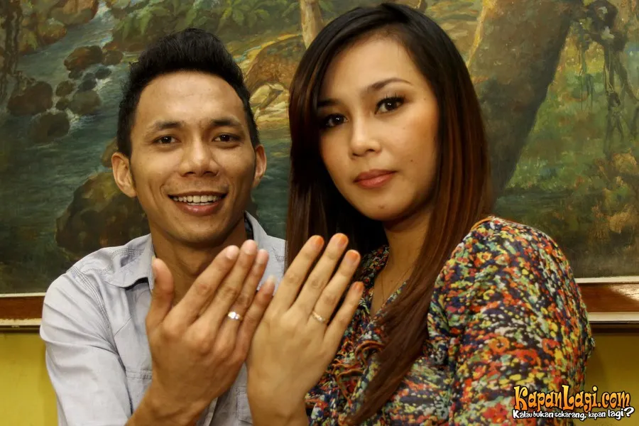 Norman Kamaru dan istri.