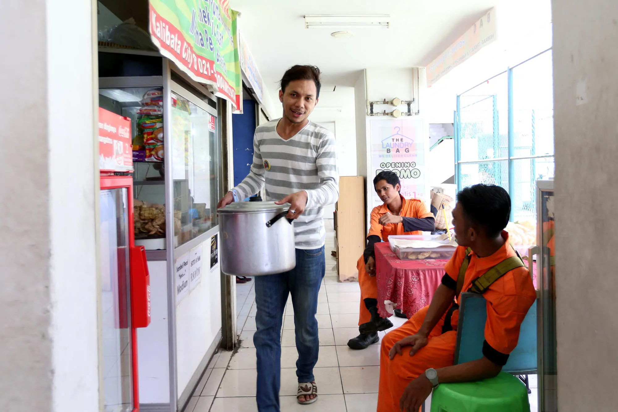 Pernah berjualan bubur Manado, seperti ini aksi Norman © KapanLagi.com®/Budy Santoso