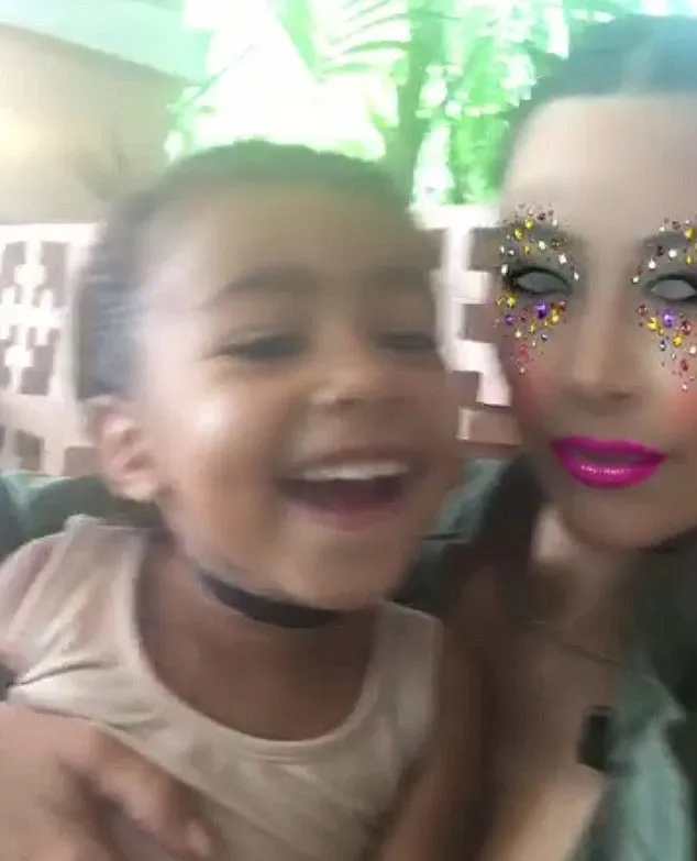 North West dan Kim Kardashian main snapchat © Snapchat/Kim Kardashian