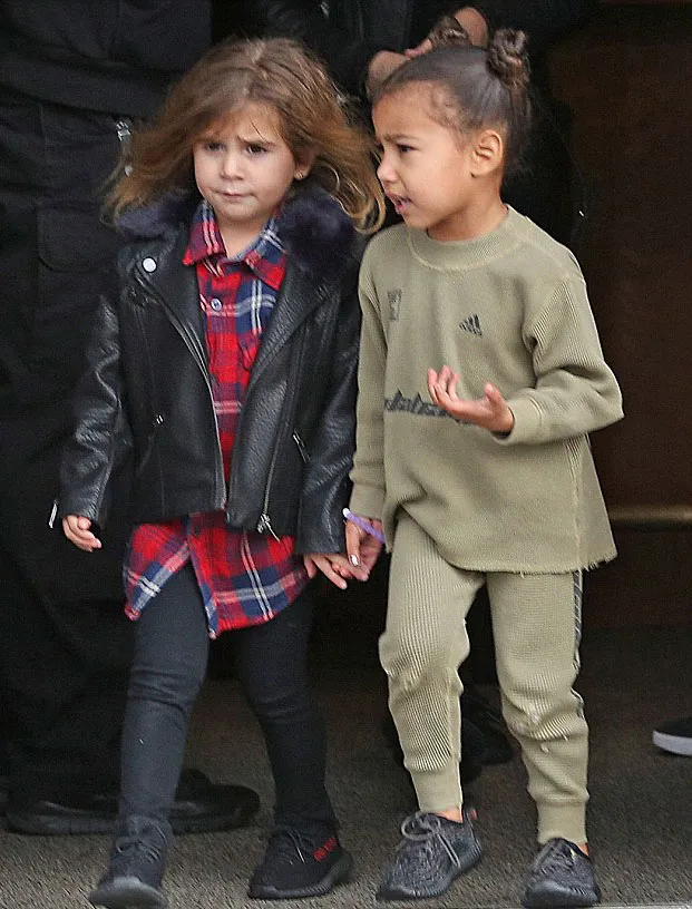 North West dan Penelope gandengan tangan © via dailymail.co.uk