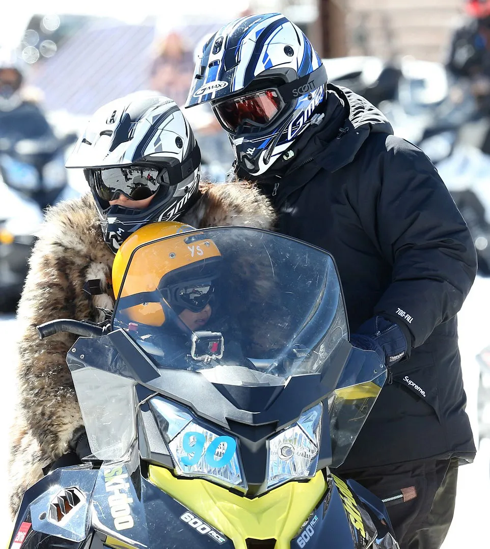 Kim Kardashian dan North West naik snowmobile © Dailymail.co.uk/splashnews