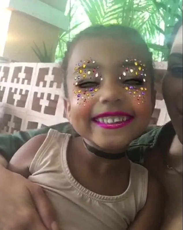 North West pakai make up tebal © Snapchat/Kim Kardashian