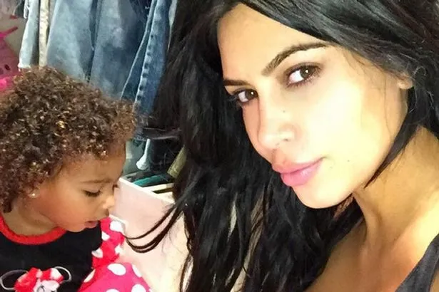 Rambut asli North West © Instagram/kimkardashian