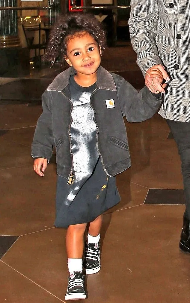 North West tersenyum ke arah kamera © dailymail.co.uk