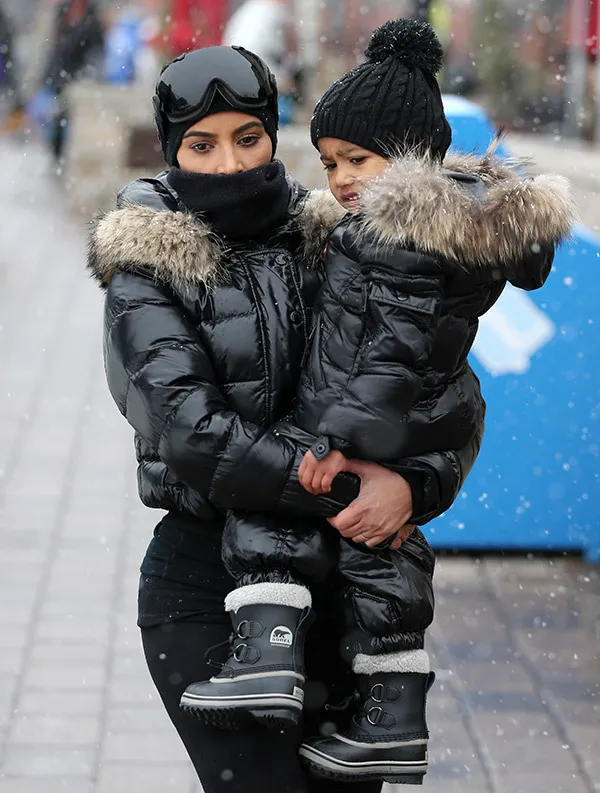 Kim Kardashian dan North West mengenakan outfit kembar © Hollywoodlife.com/splashnews