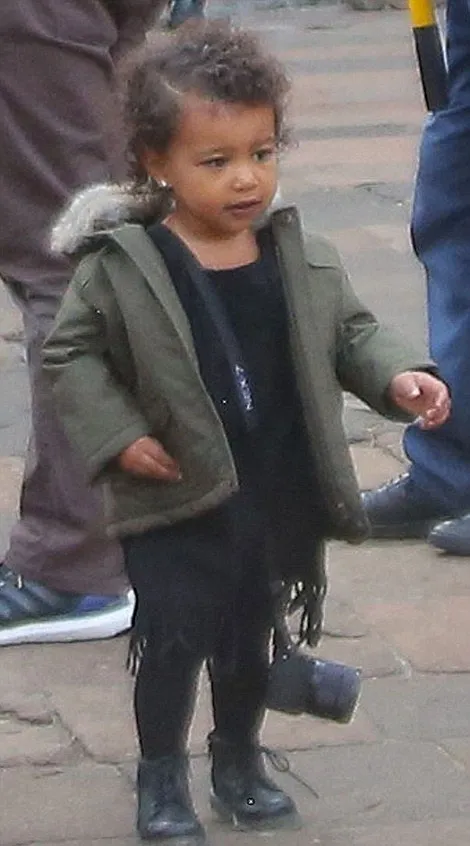 Penampilan North West dengan rambut berantakan © Splashnews