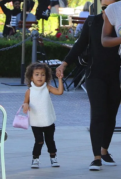 North West tampil unyu dengan tas jinjing © Fameflynet