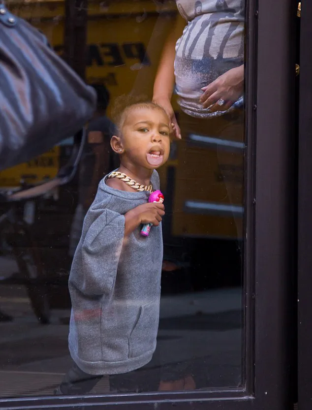 North pamerkan wajah kocaknya ke arah kamera paparazzi © Splashnews.com