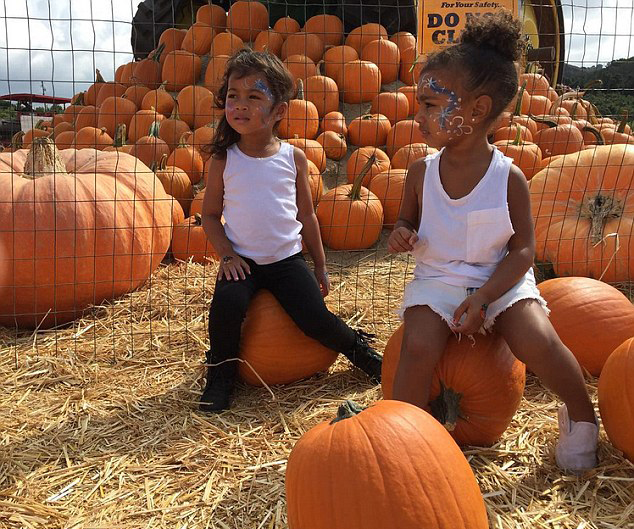 Gaya lucu North West saat berburu Jack o'lanterns © instagram.com/kimkardashian