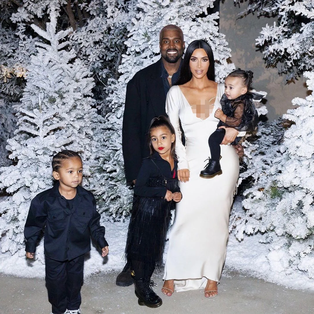 North pakai lipstik merah, makin cantik kan? © instagram.com/kimkardashian