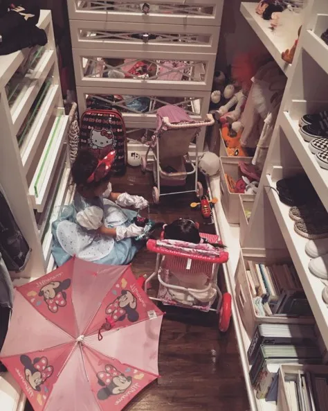 Inilah penampakan isi closet North © instagram.com/kimkardashian