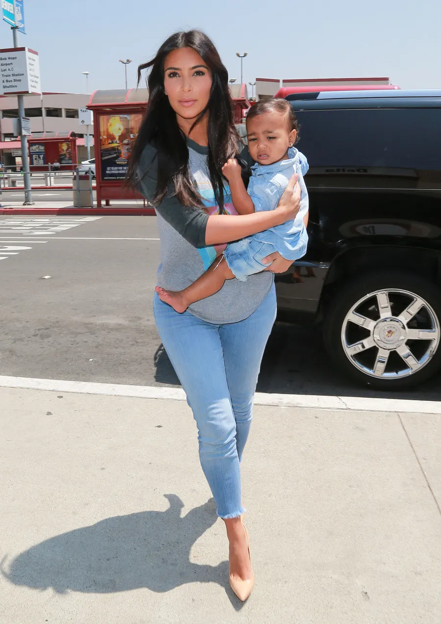 North West balita mungil yang sudah mandiri ©fameflynet.com