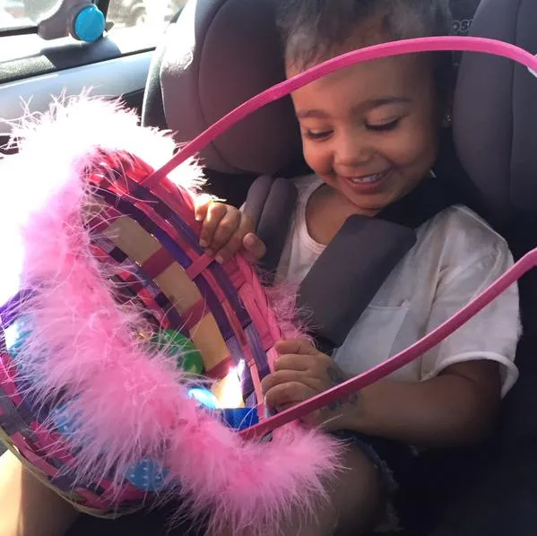 Senyum manis ala North West, lucu banget ya? @ twitter.com/kimkardashian