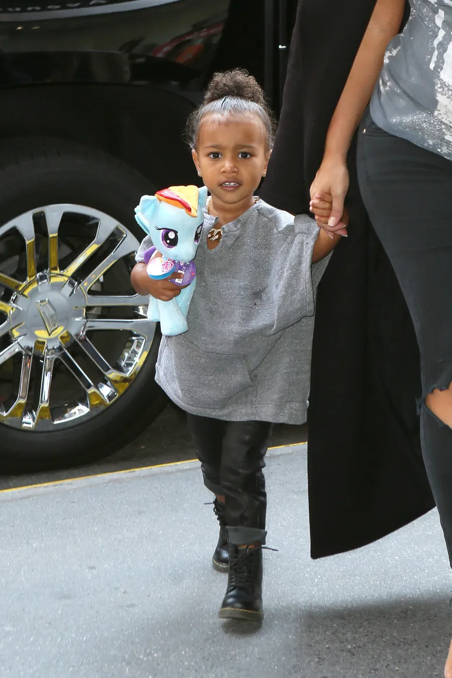North West rela meninggalkan mainannya demi bersama Baby Saint © Splashnews.com