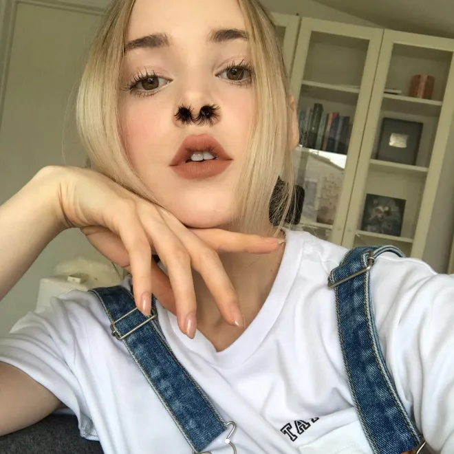 KLovers bisa menyisipkan sambungan bulu hidung ini untuk memberi kesan fun. © sogoodsobad.com