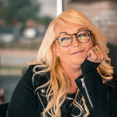 Novel Better Than The Movies Karya Lynn Painter Resmi Difilmkan Netflix