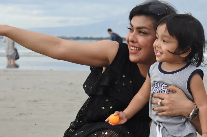 Novita Dewi menghabiskan bersama anaknya (credit : instagram.com/novitadewi_)
