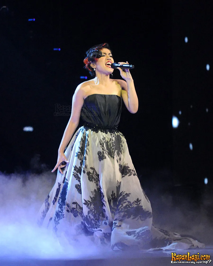 Novita kembali membawakan lagu ciptaan Bebi Romeo di X Factor Indonesia.