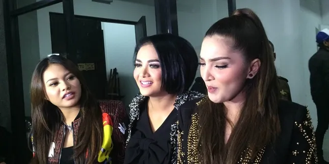 Ashanty dan Krisdayanti tampil bersama Aurel, cukup jarang terjadi selama ini. ©KapanLagi.com/Nuzurul Rakhmah